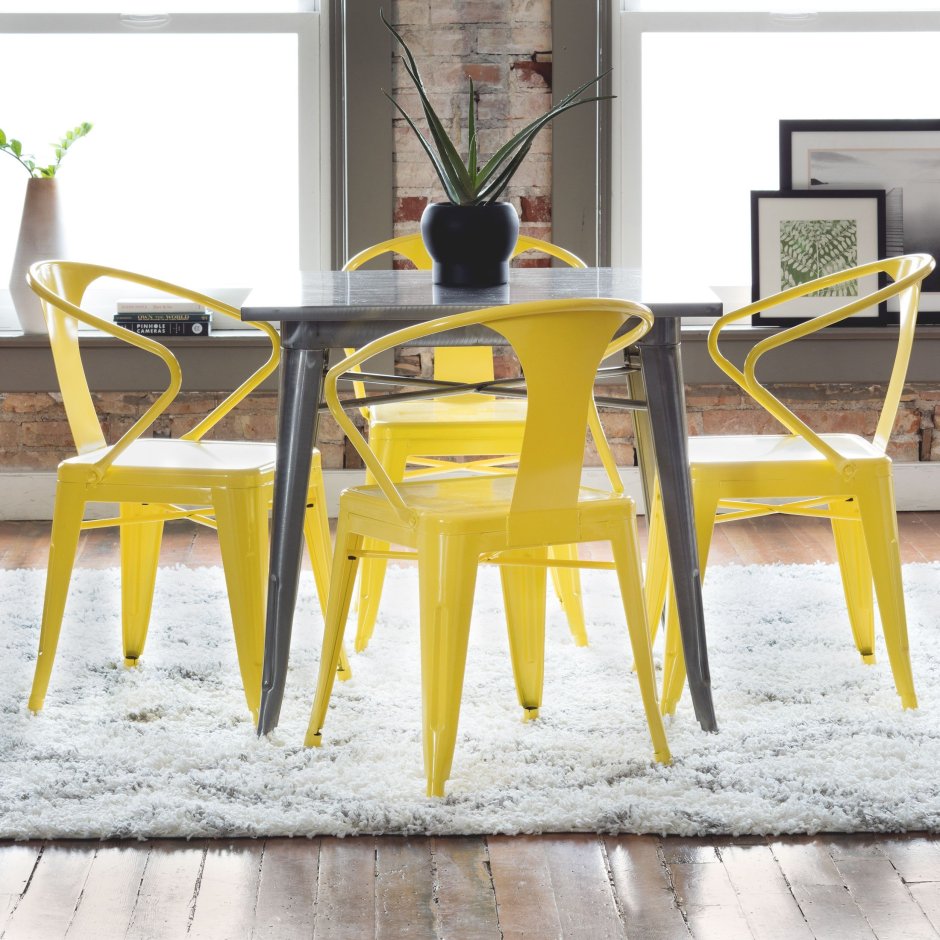 Стол с желтыми стульями