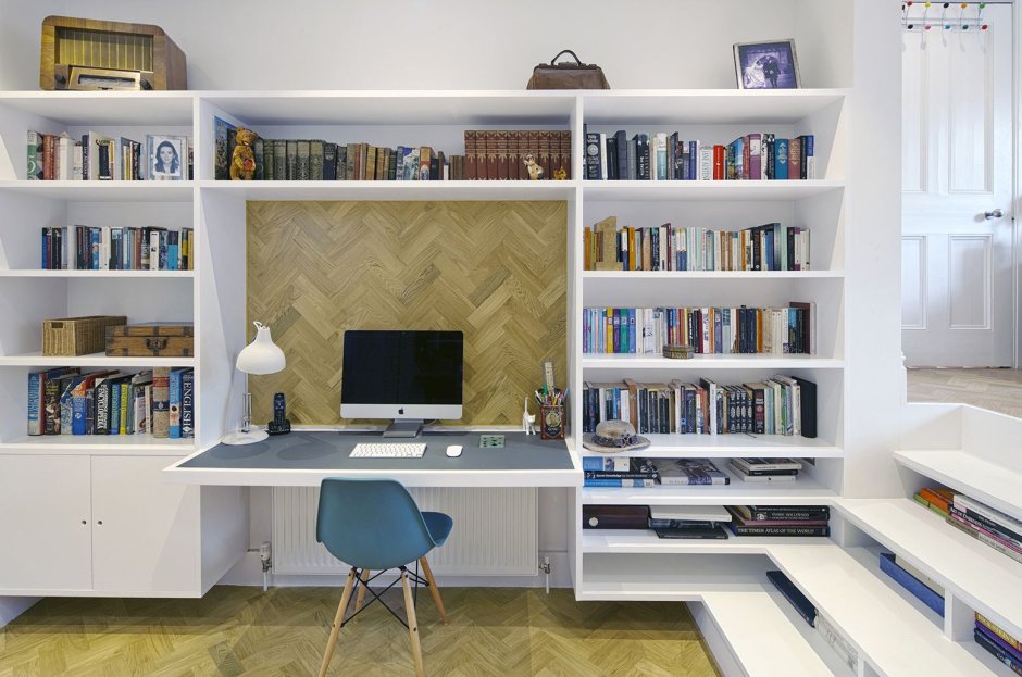 Комната с книжным шкафом и письменным столом