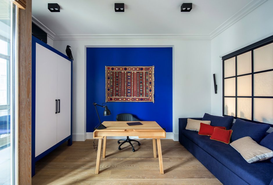 Бежево-синий интерьер офис