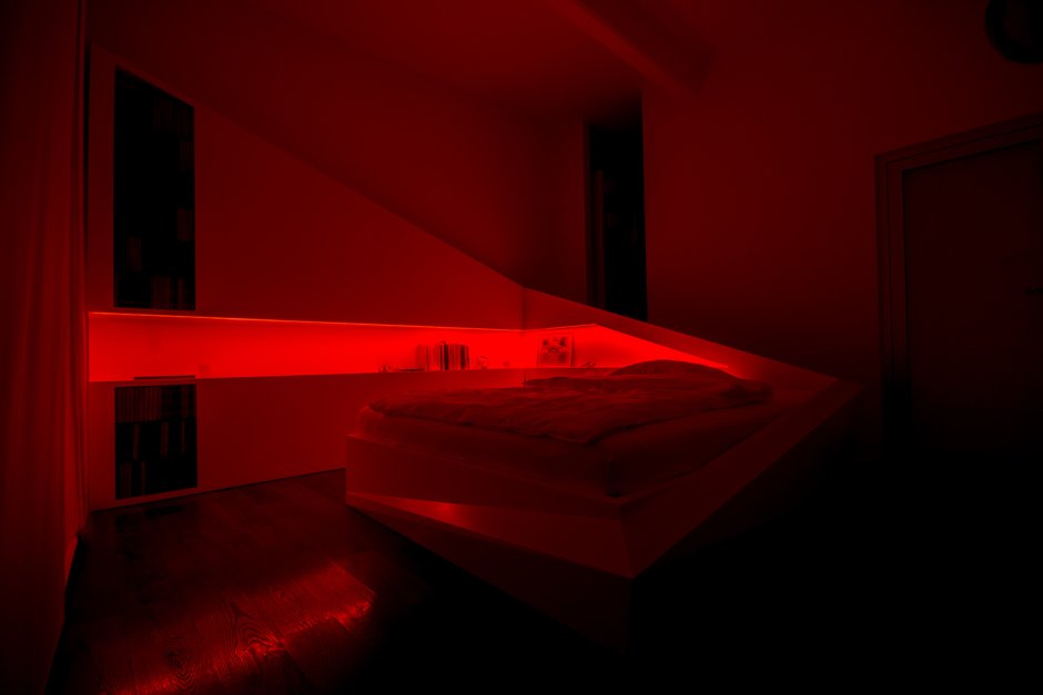Комната с красной подсветкой