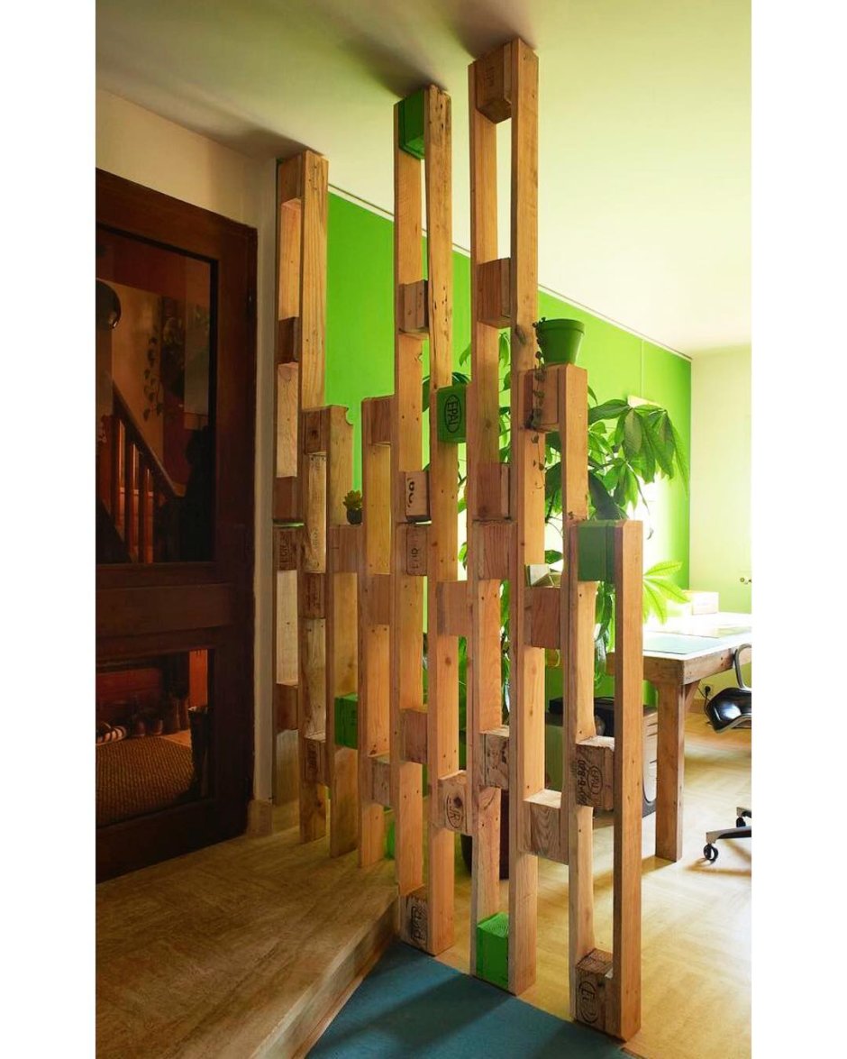 Декоративная стенка из дерева