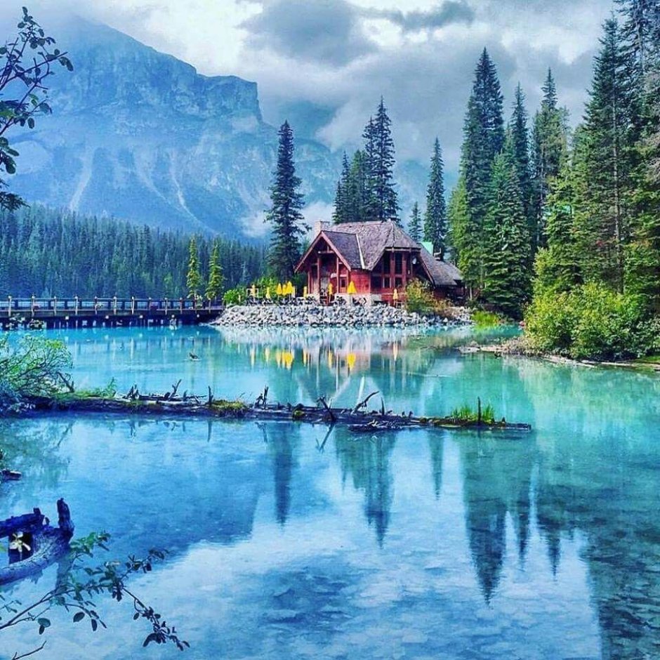Канада у озера горы домик