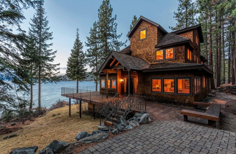 Дом у озера в горах