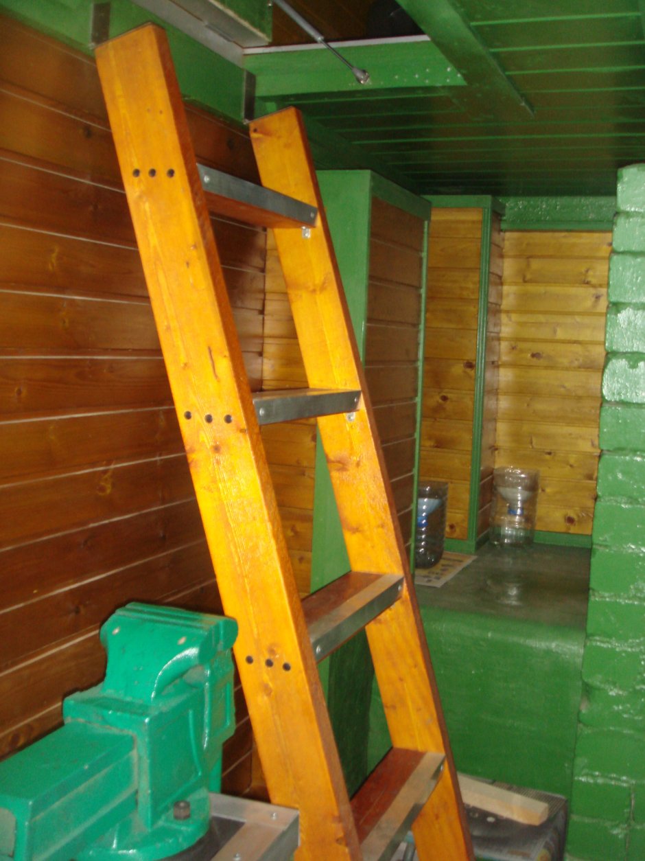 Деревянная лестница в подвал гаража