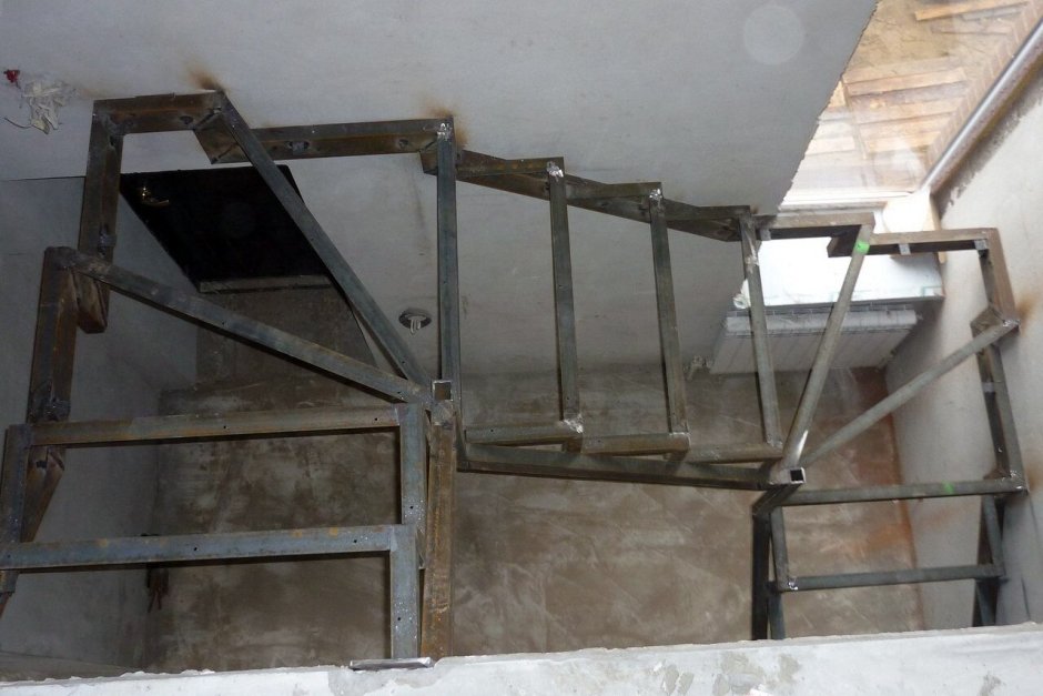 Лестница на металлокаркасе из швеллера