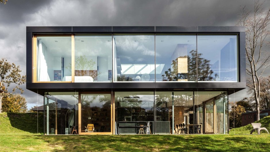 Здание с панорамными окнами