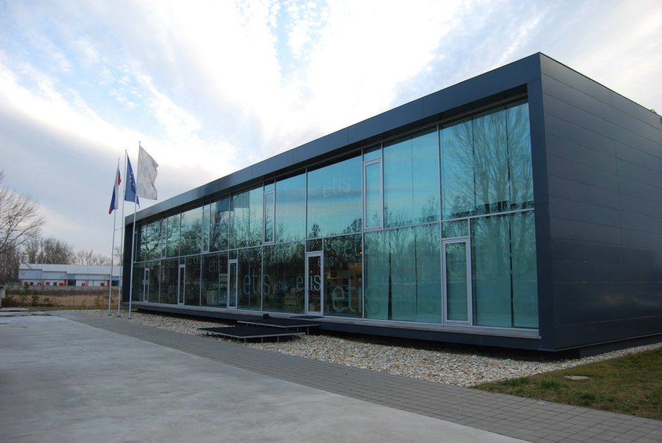 Общественное здание с панорамным остеклением