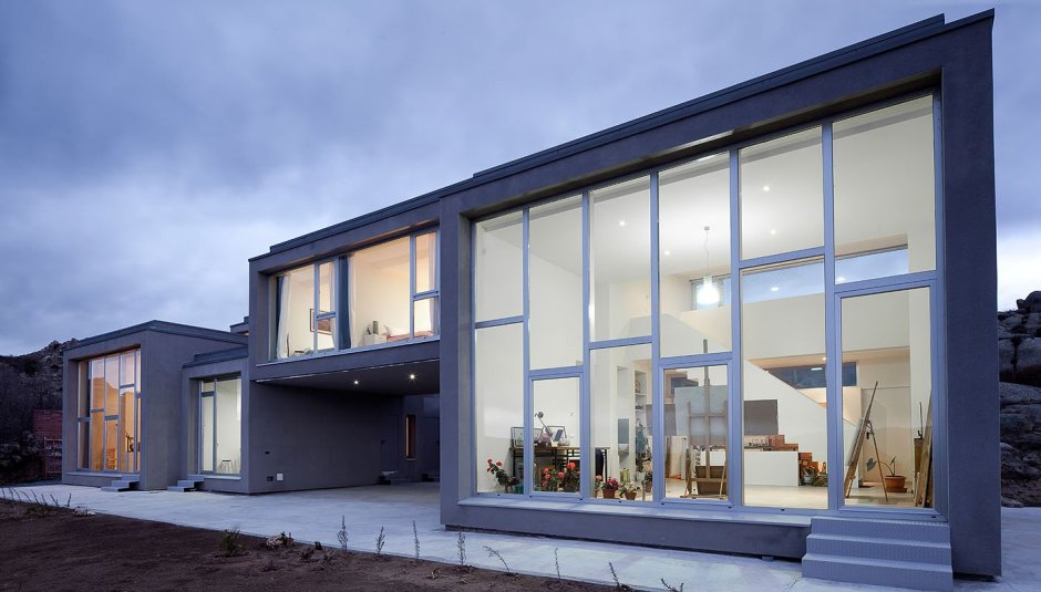 Фасад дома с витражными окнами