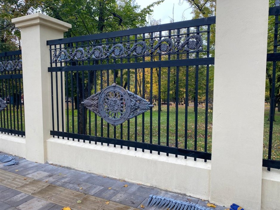 Ограда в парке