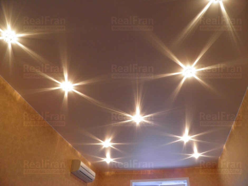 Расположение светильников на натяжном потолке прямоугольной комнаты