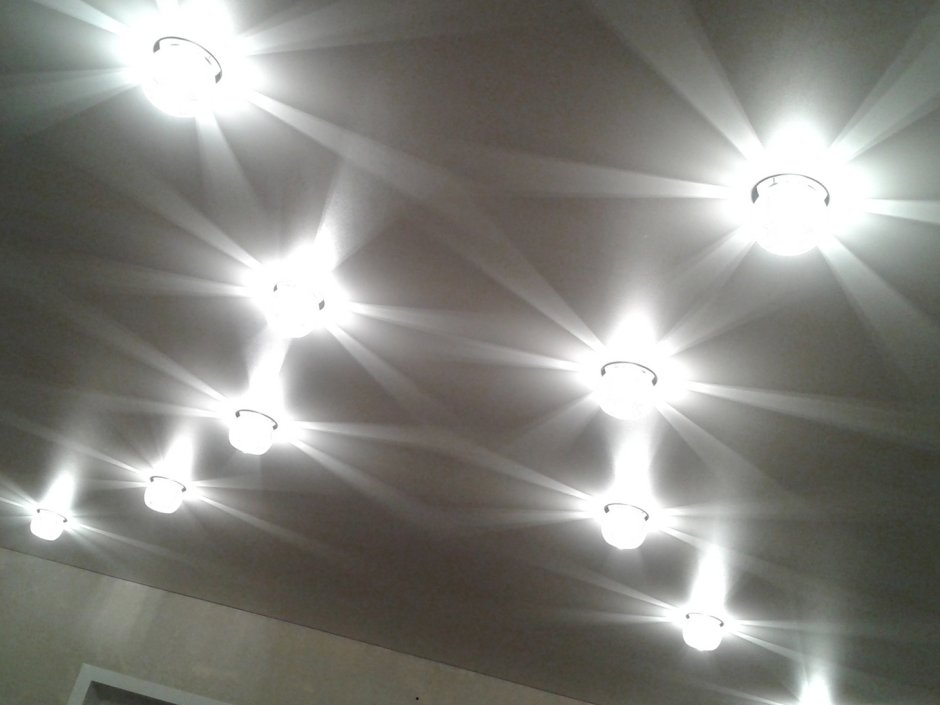 Точечное расположение лампочек на натяжном потолке