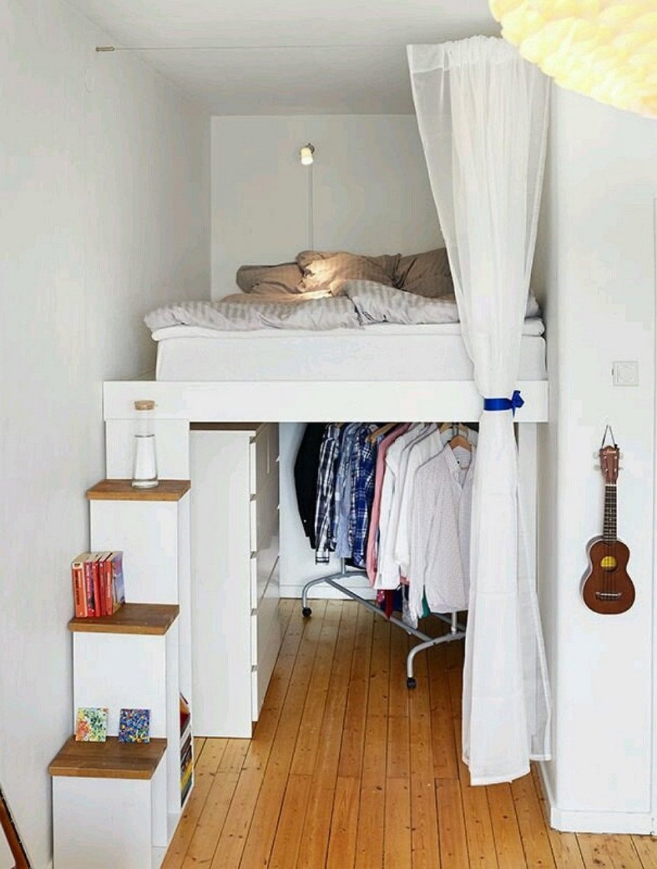 Двуспальная кровать под потолком
