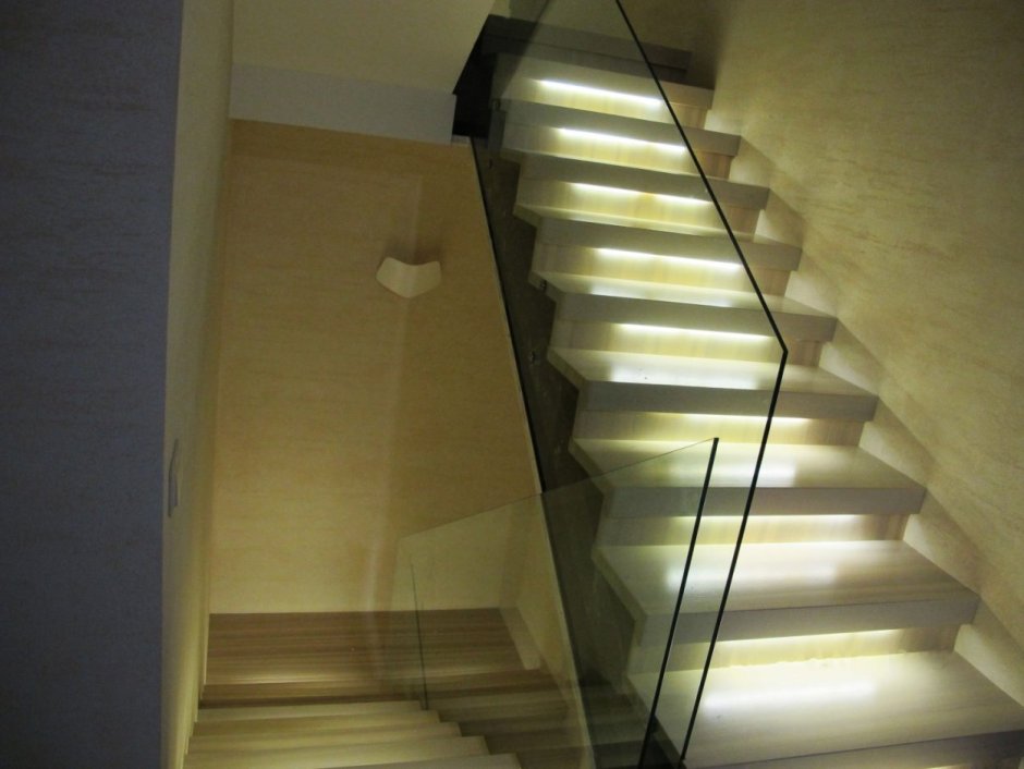 Лестница с подсветкой ступеней и стеклянными перилами