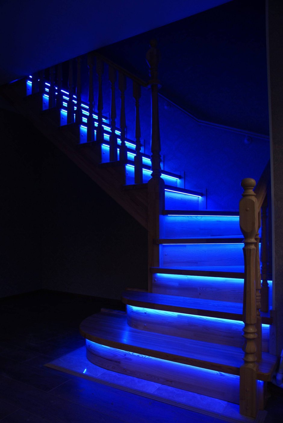 Лестница на второй этаж с подсветкой
