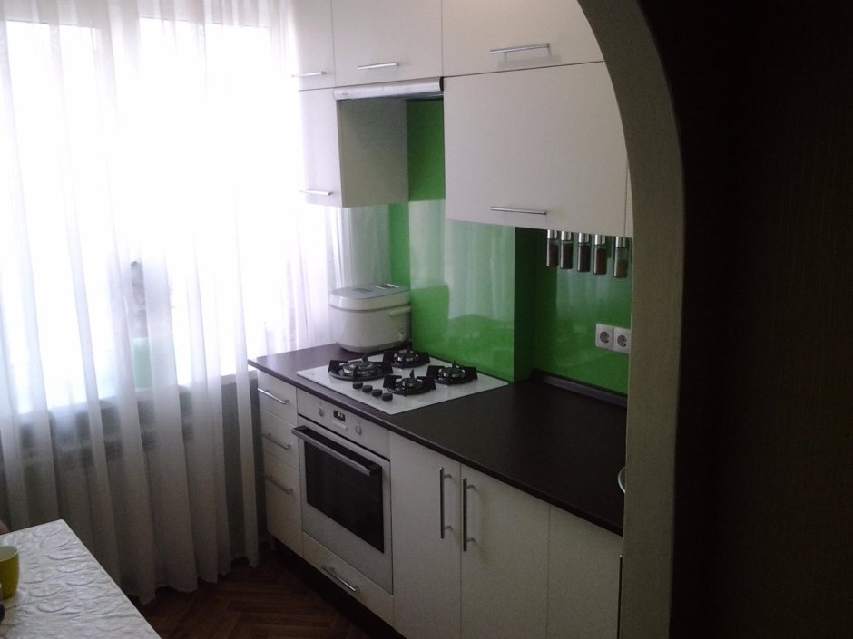 Маленькая кухня с плитой у окна