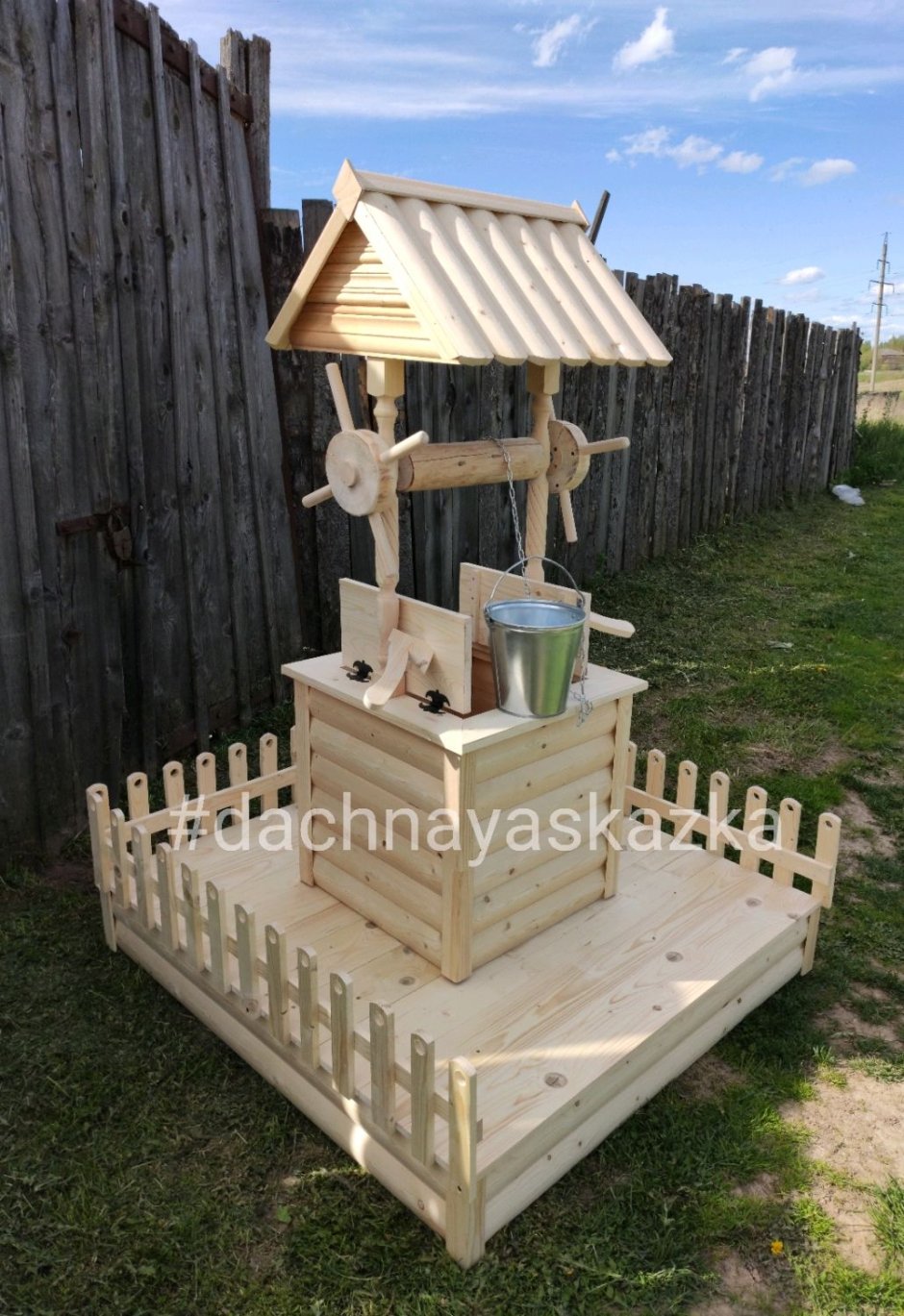 Деревянный колодец декоративный