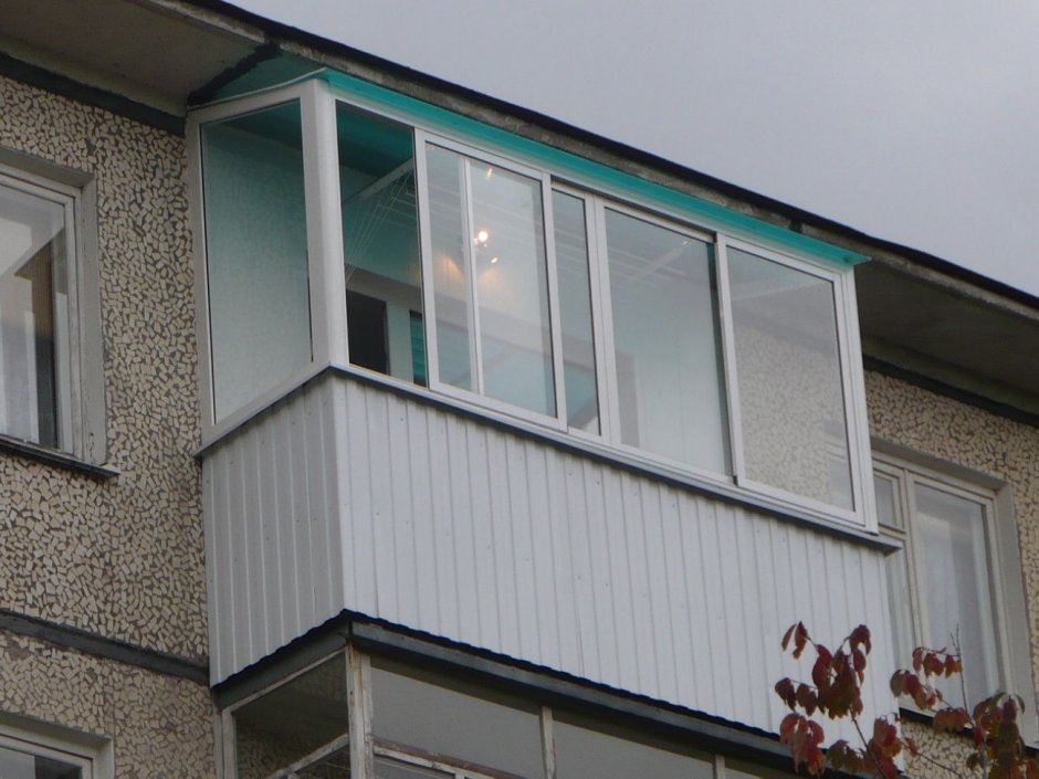Алюминиевый балкон с крышей