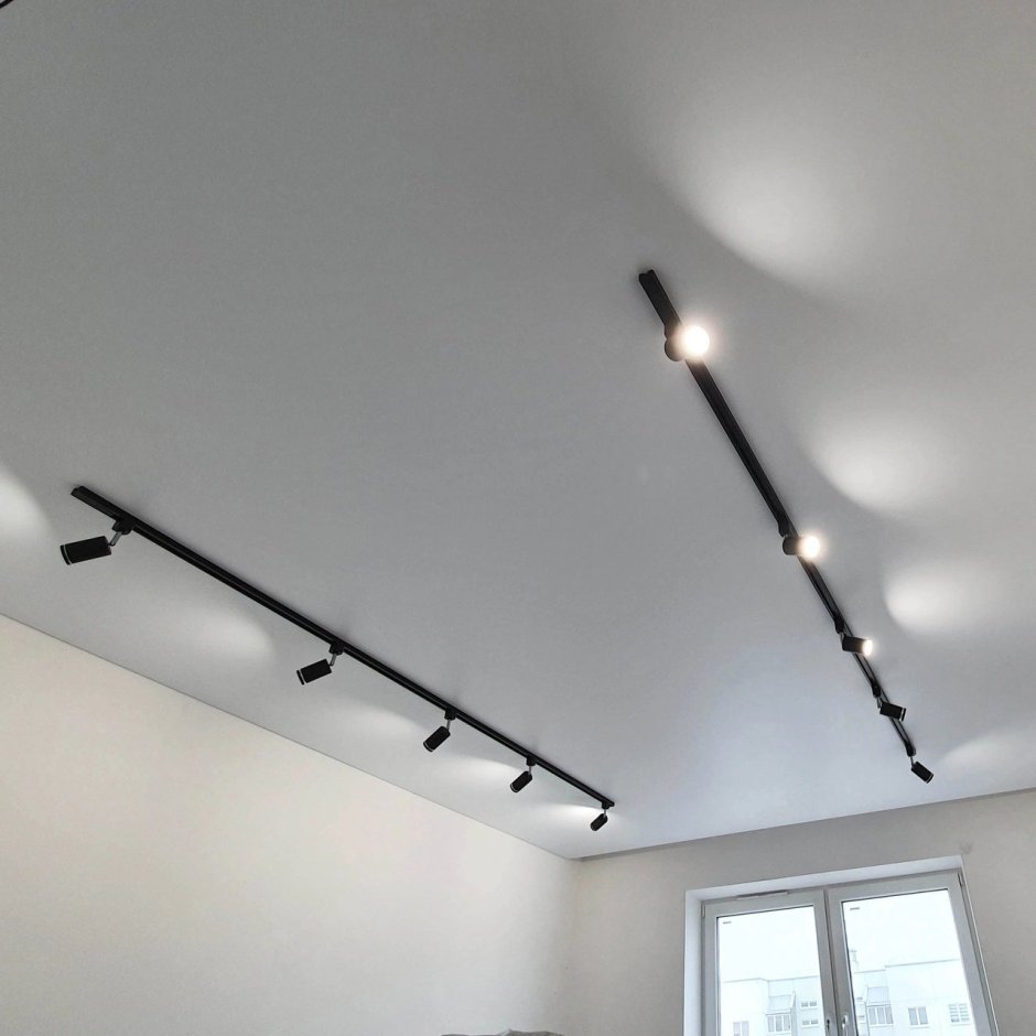 Матовый натяжной потолок с трековыми светильниками