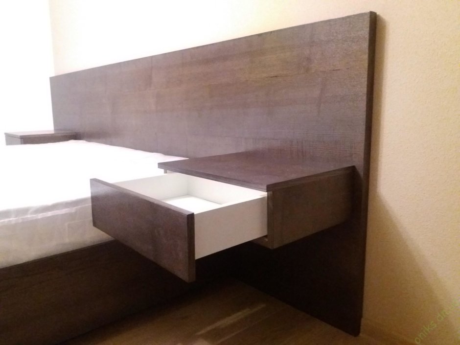 Кровать с подвесными тумбочками в изголовье