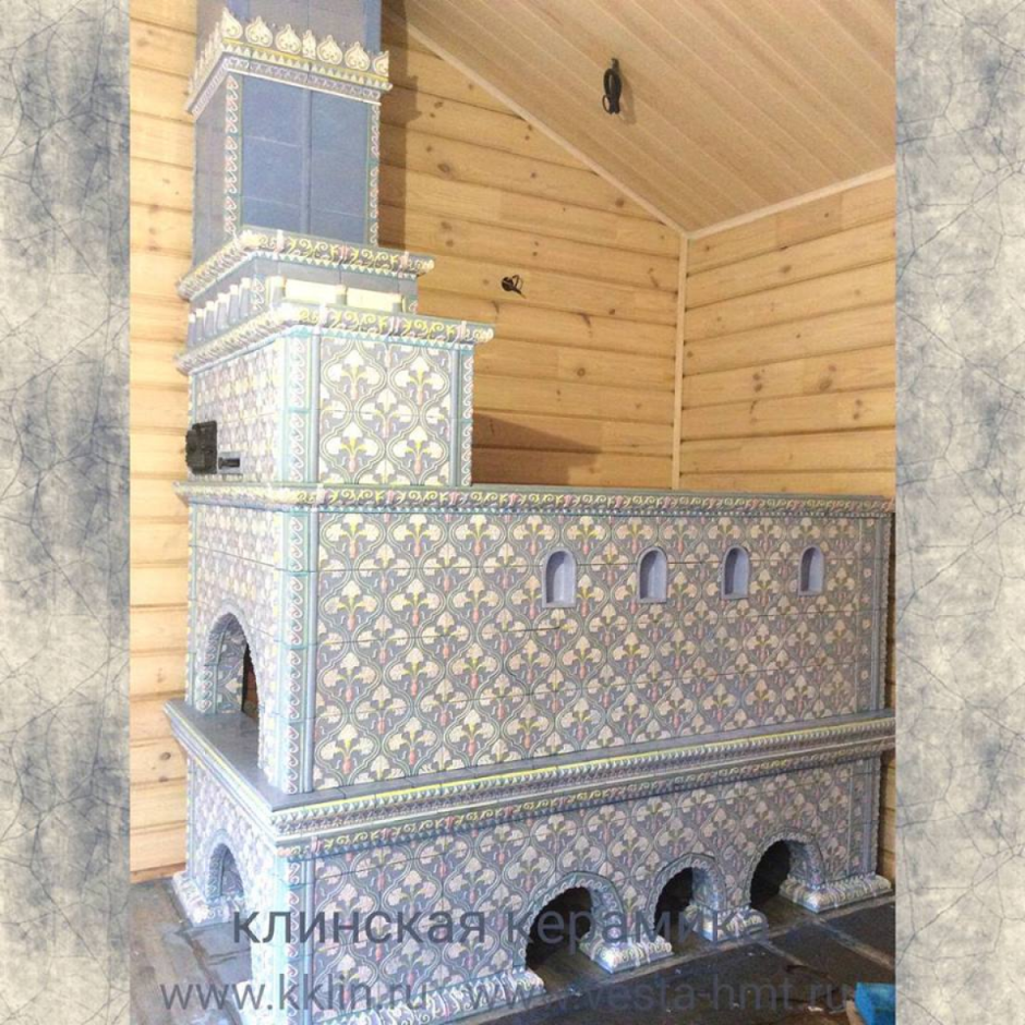 Каминопечь с лежанкой в изразцах
