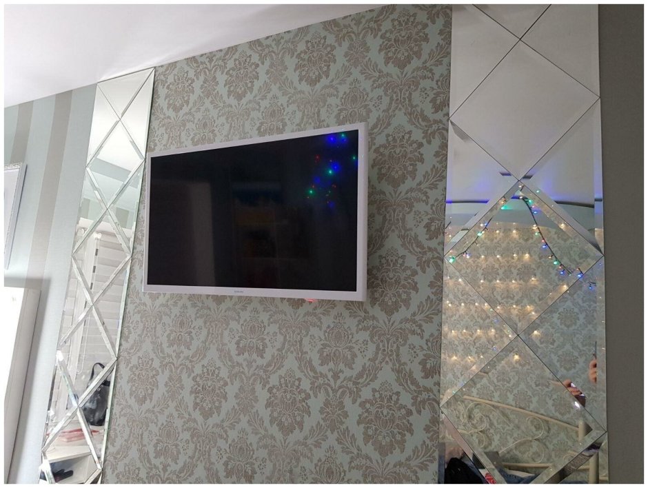 Стена с зеркалами и телевизором
