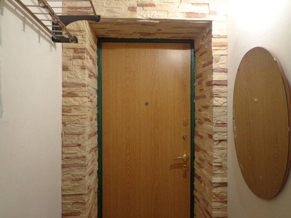 Откосы входной двери из декоративного камня
