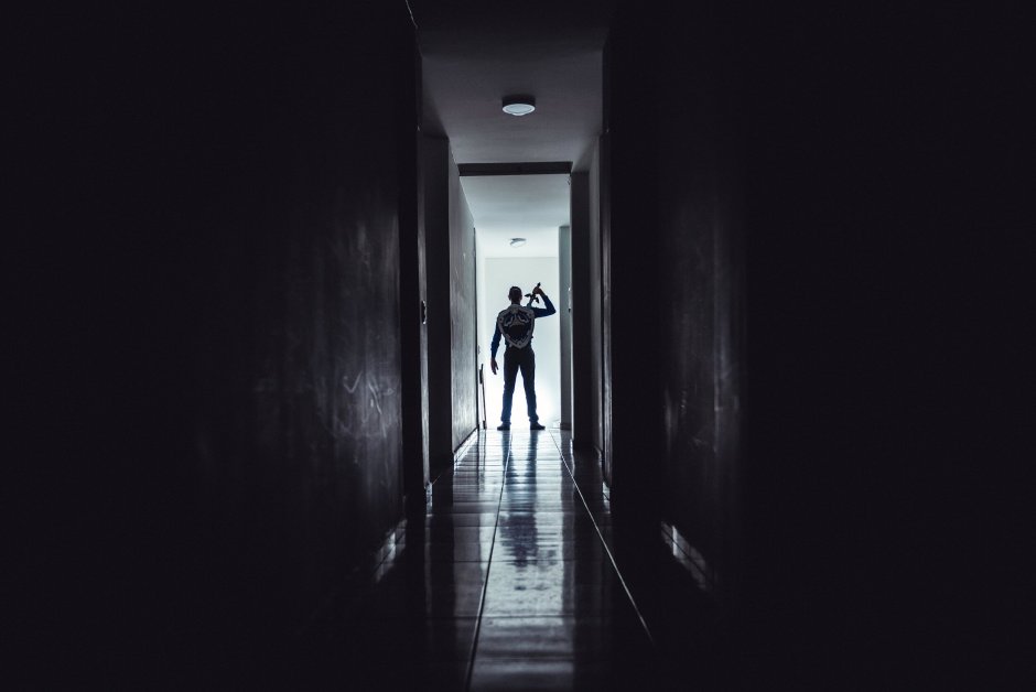 Силуэт в конце коридора