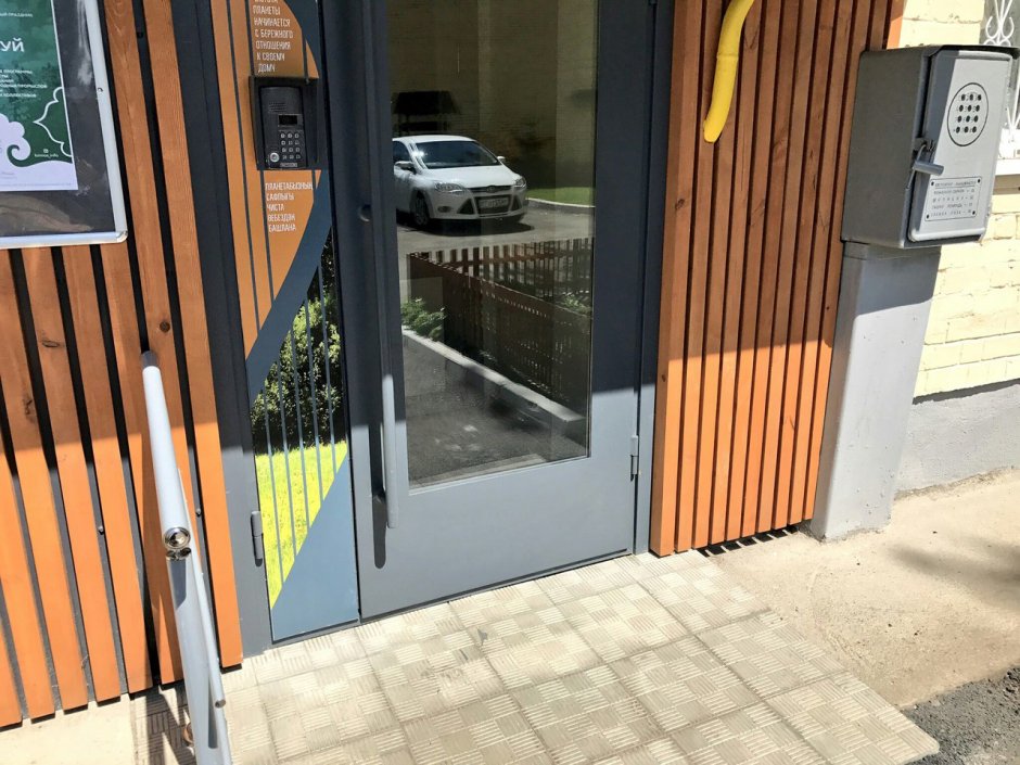 Алюминиевые двери в подъезд