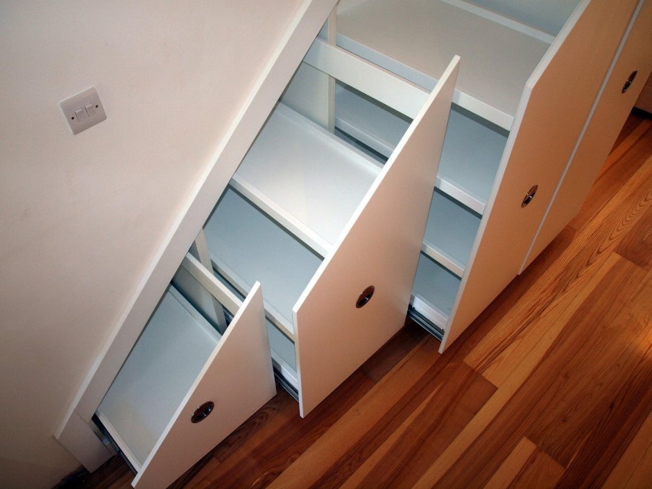 Шкаф под лестницей с выдвижными ящиками