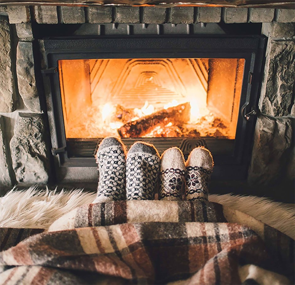 Теплый плед и камин
