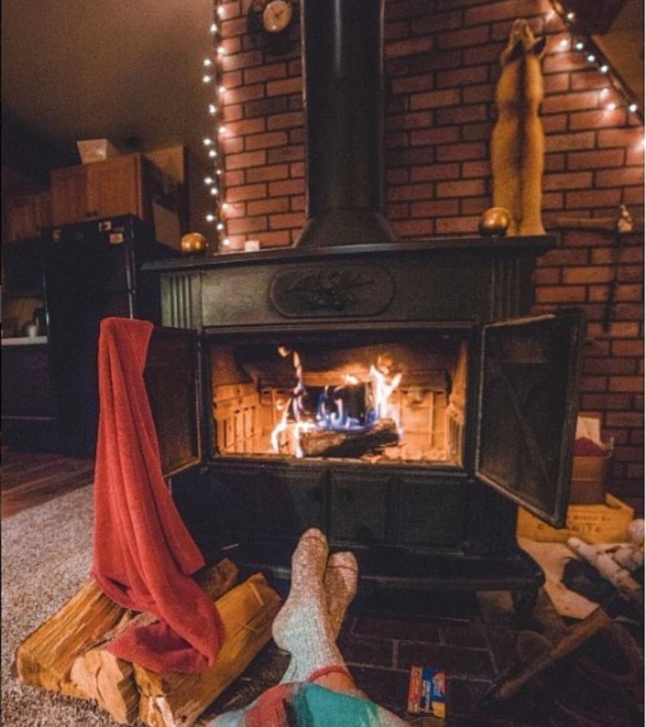 Теплый плед и камин