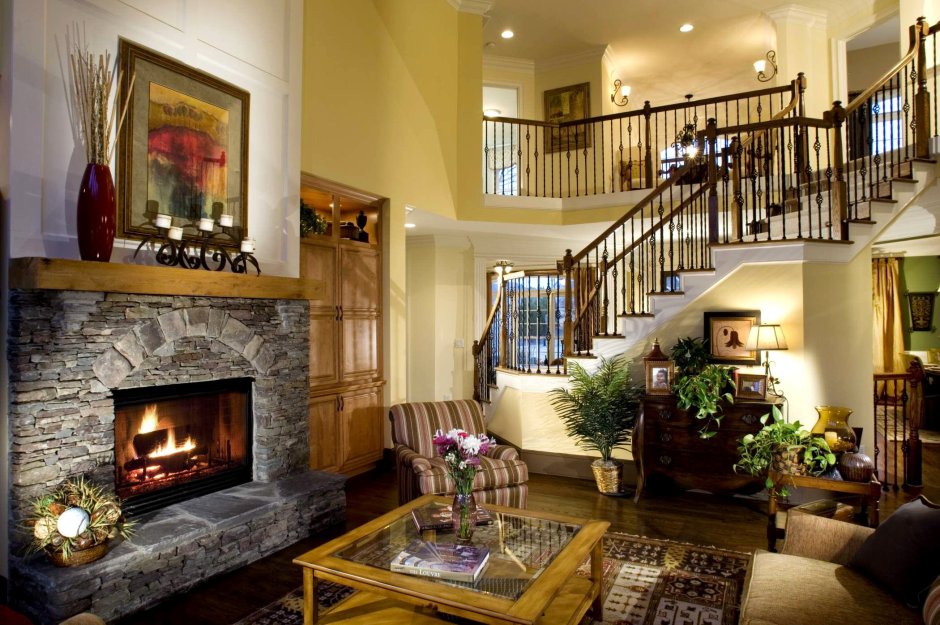 Гостиная с камином в доме