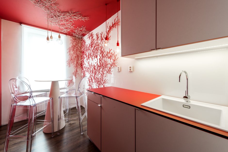 Красные стены на кухне