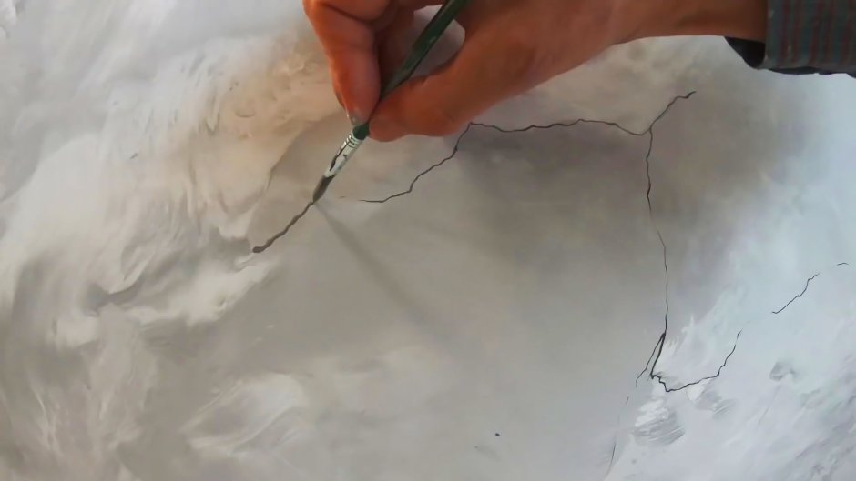 Имитация мрамора красками на стене и молдах