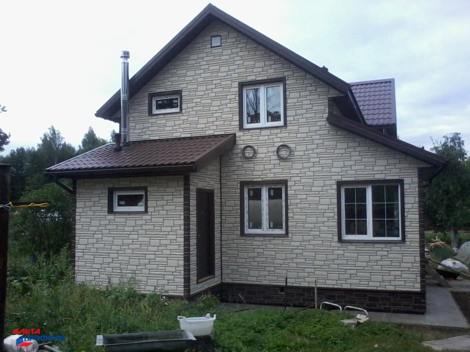 Кирпичный дом и крыша из сайдинга