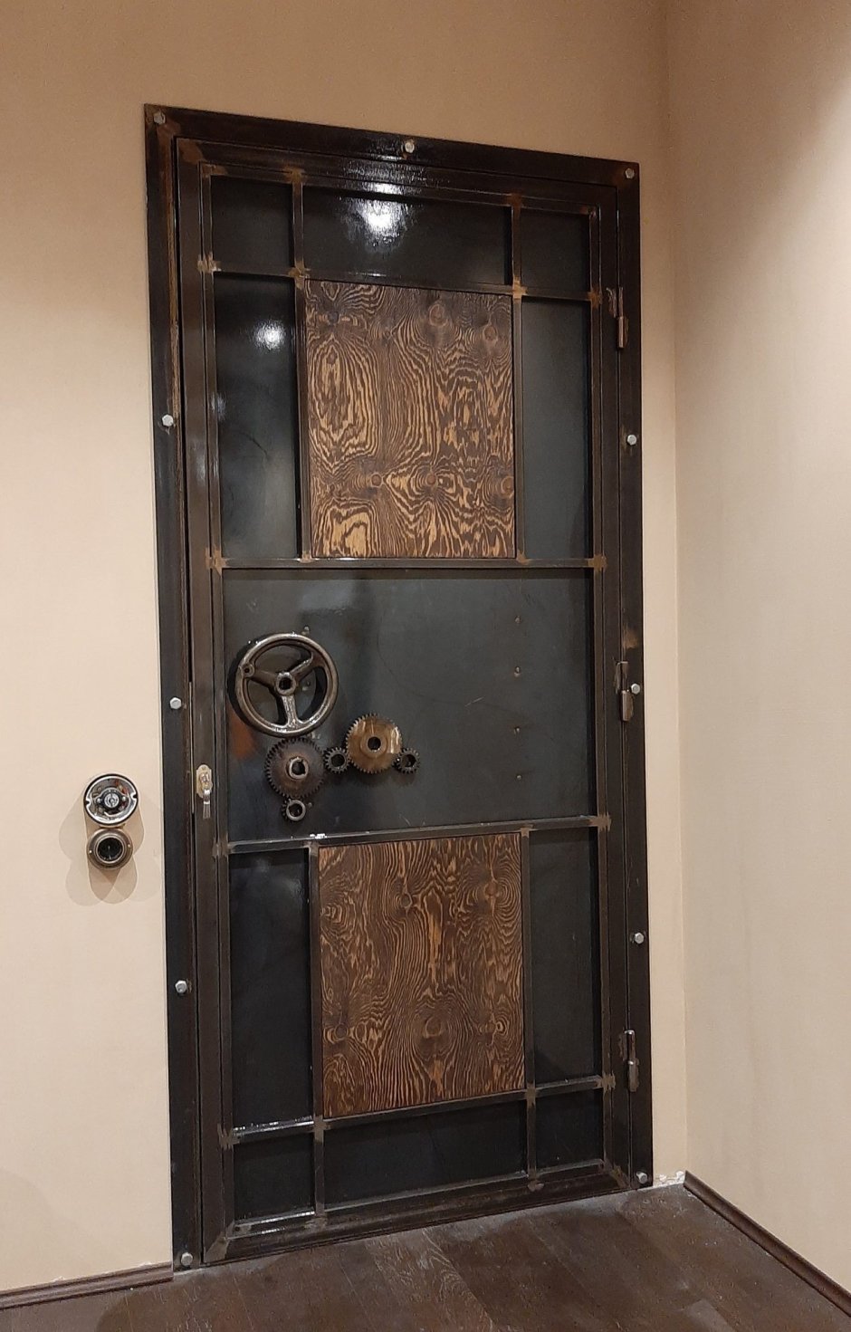 Входная дверь в стиле лофт