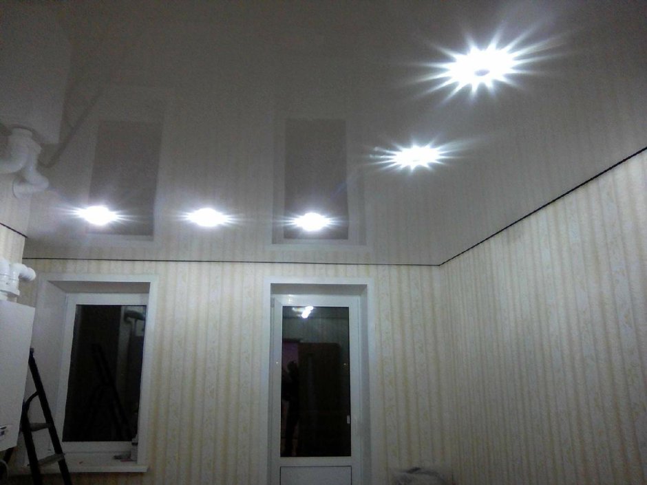 Расположение 8 светильников на потолке