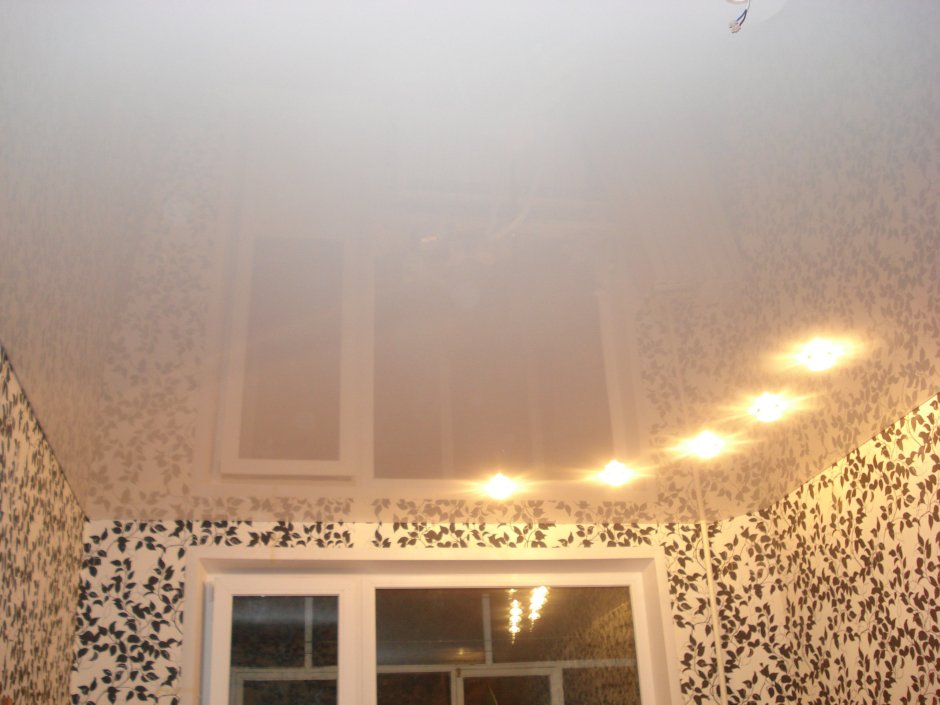 Глянцевый потолок с лампочками