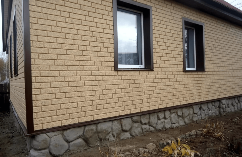 Отделка дома сайдингом под кирпич