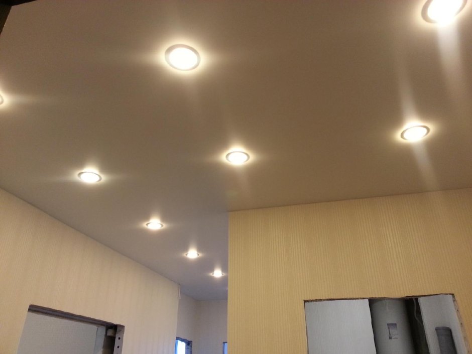 Светодиодные светильники Экола gx53 в потолке в интерьере
