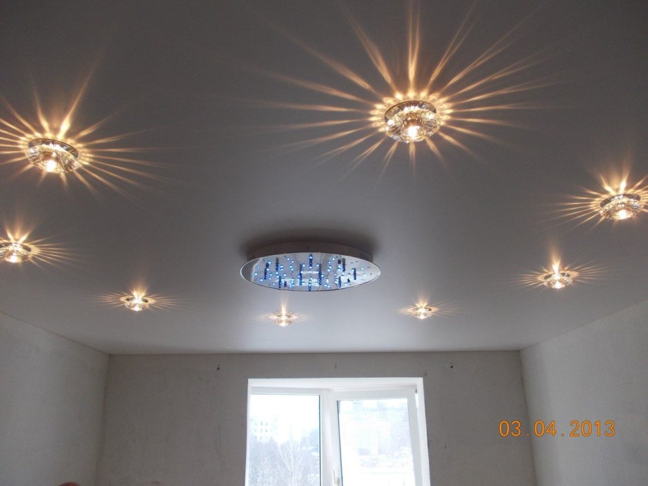 Расположение светильников на натяжном потолке с люстрой