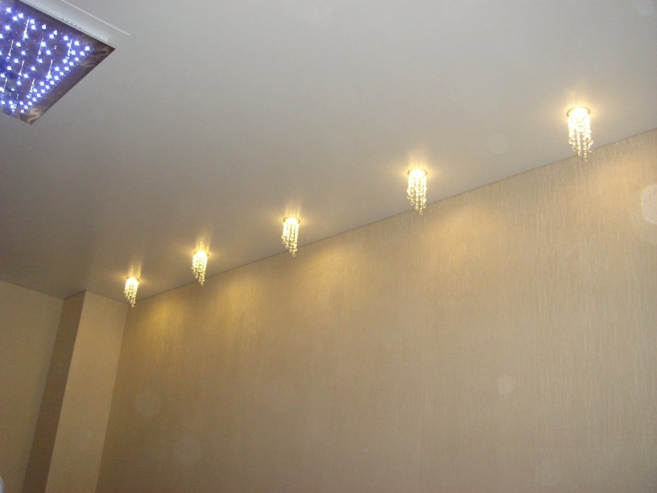 Натяжной потолок в зале одноуровневый с точечными светильниками