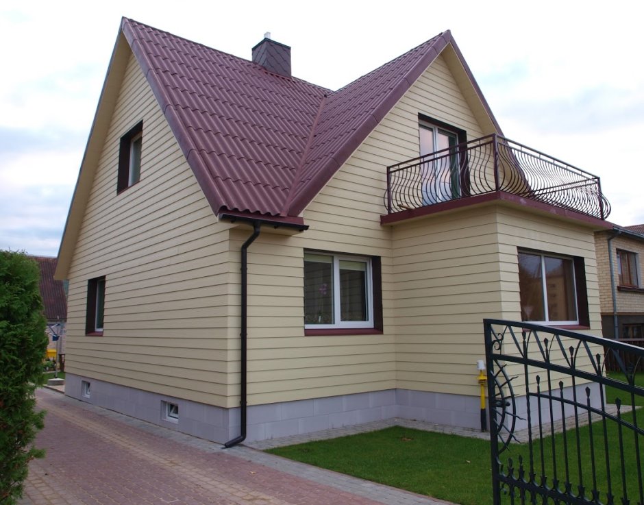 Бежевый сайдинг с красной крышей