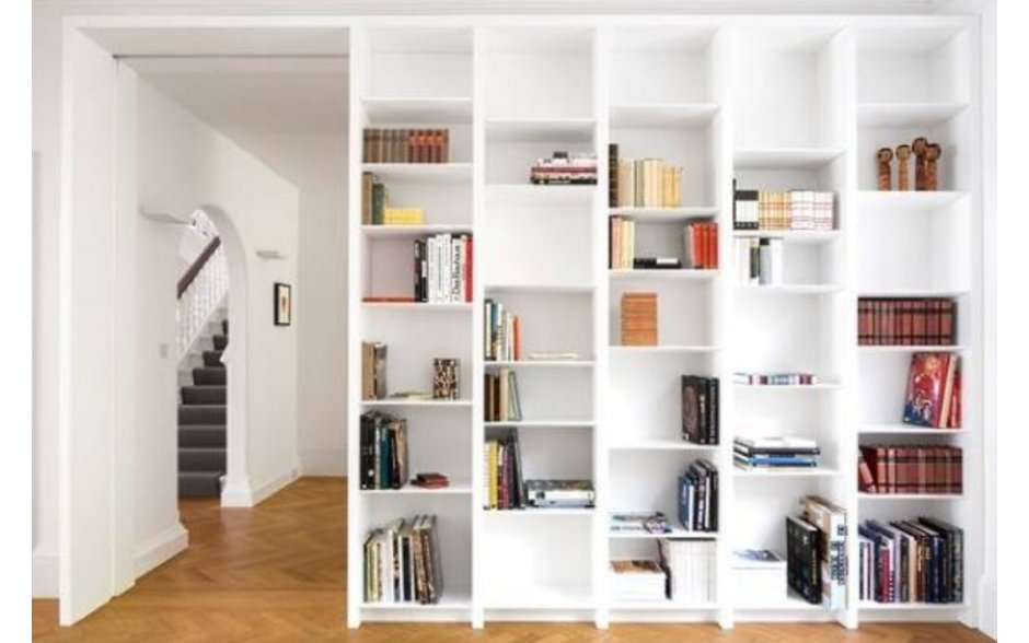 Белые книжные стеллажи в интерьере