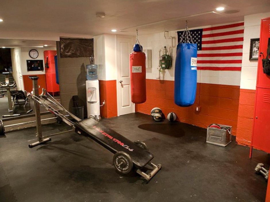 Боксерский зал в подвале