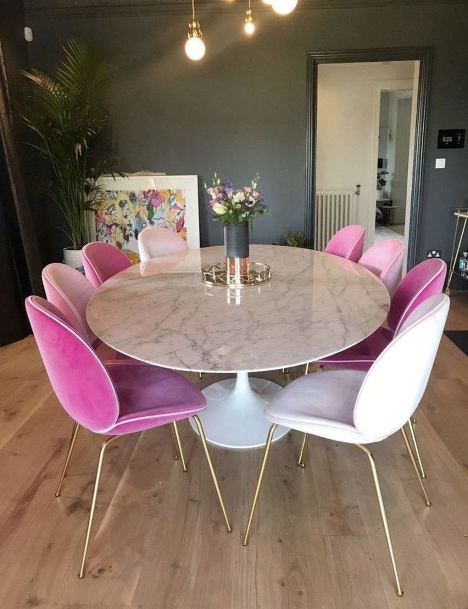 Розовый кухонный стол
