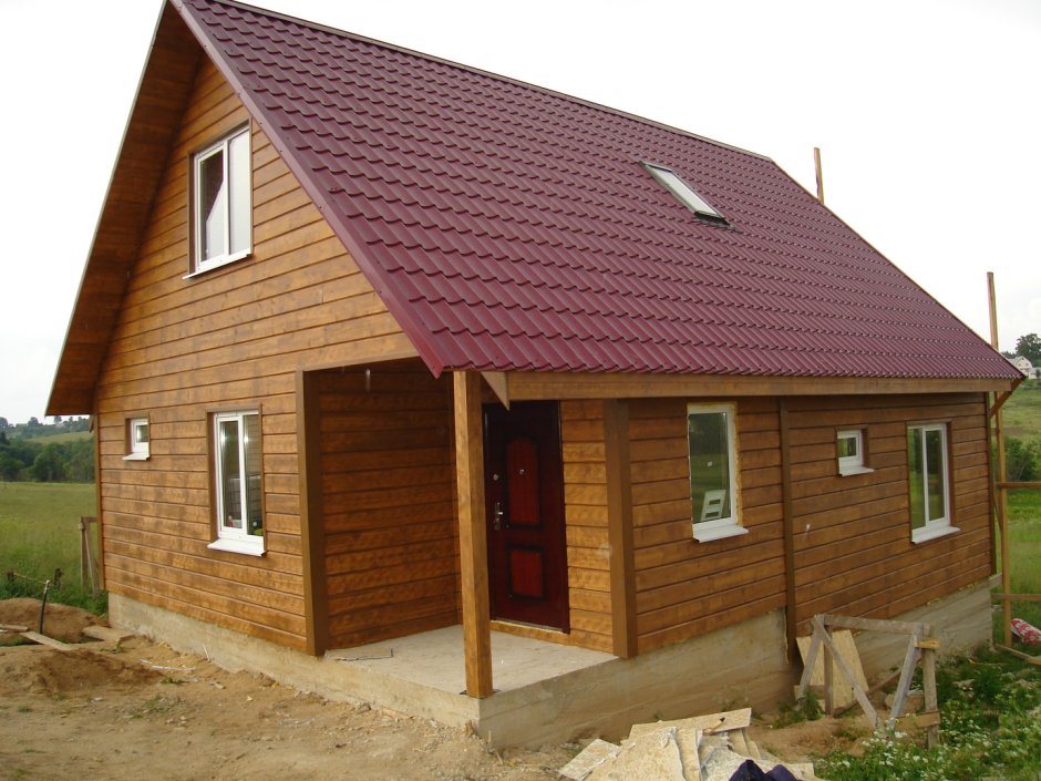 Деревянный дом с бордовой крышей