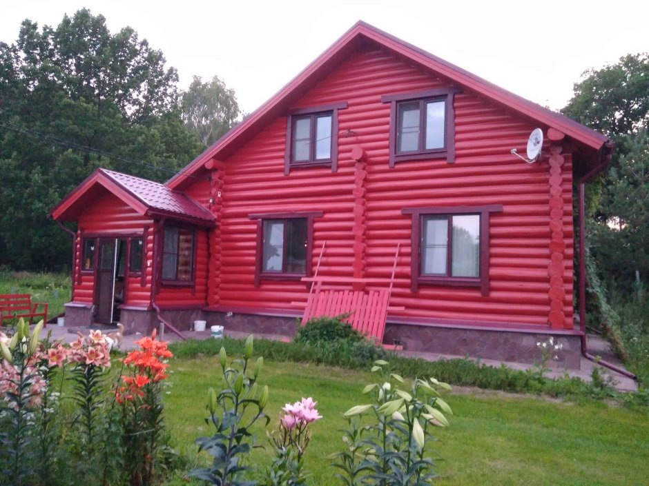 Крашеный деревянный дом