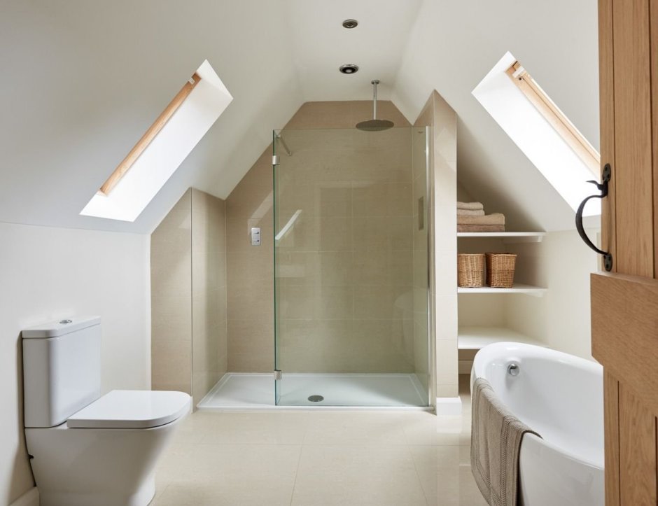 Ванные комнаты с мансардной крышей