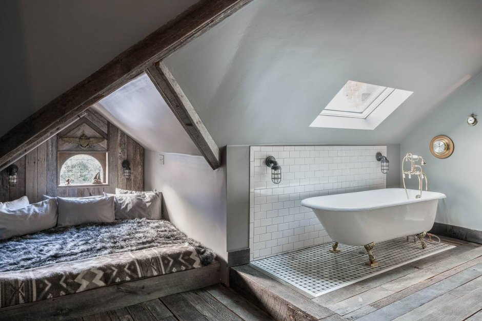 Спальня с ванной на мансарде